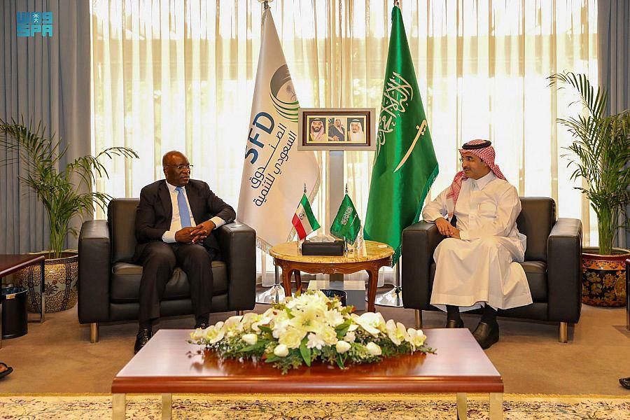 التقى مسؤولون سعوديون بوزير خارجية غينيا الاستوائية