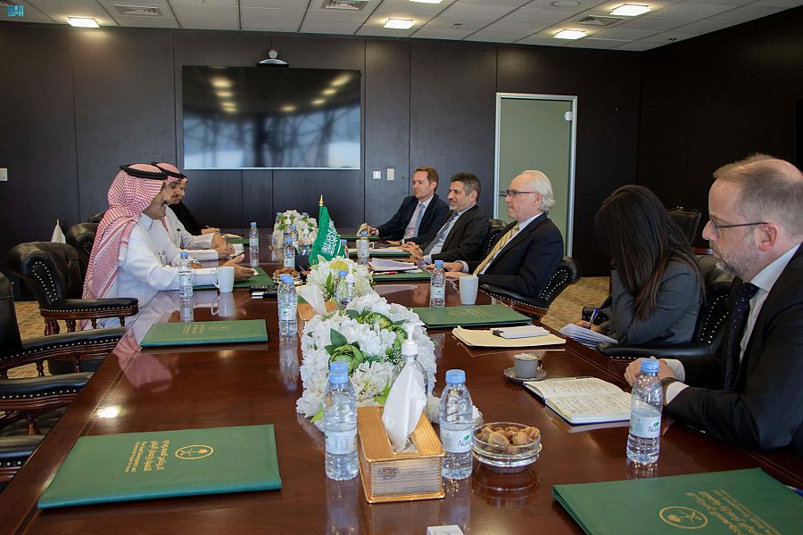 أجرى سفير المملكة العربية السعودية في اليمن والسفير الأمريكي تيم ليندركينغ محادثات