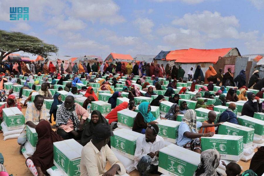 KSRelief السعودية توزع 70 طنا من المساعدات الغذائية للصومال