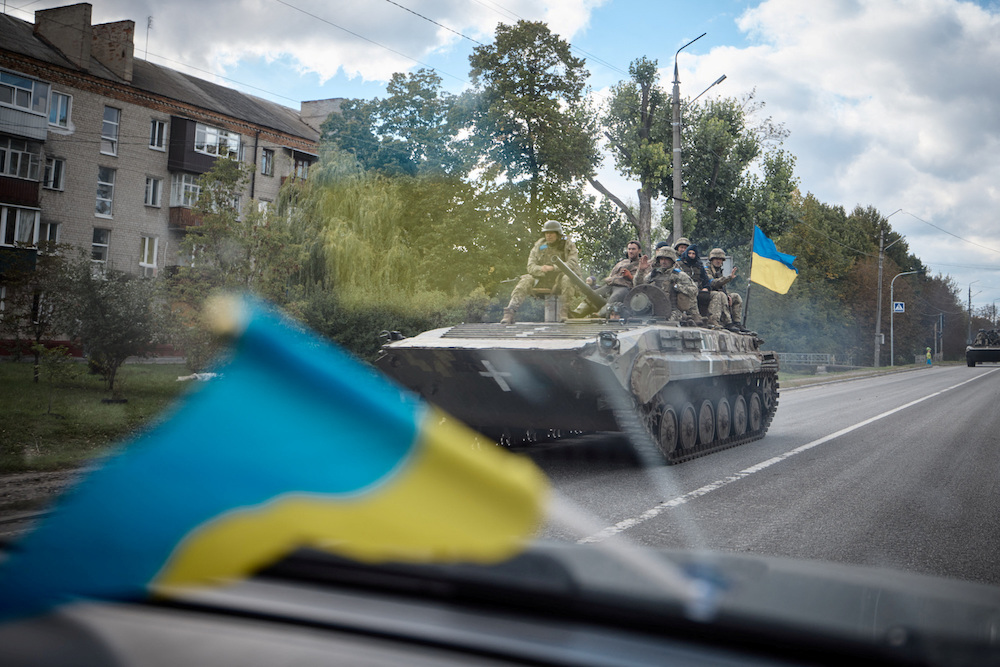 تزحف أوكرانيا إلى الأراضي المحررة ، ويدعو الانفصاليون إلى استفتاء سريع
