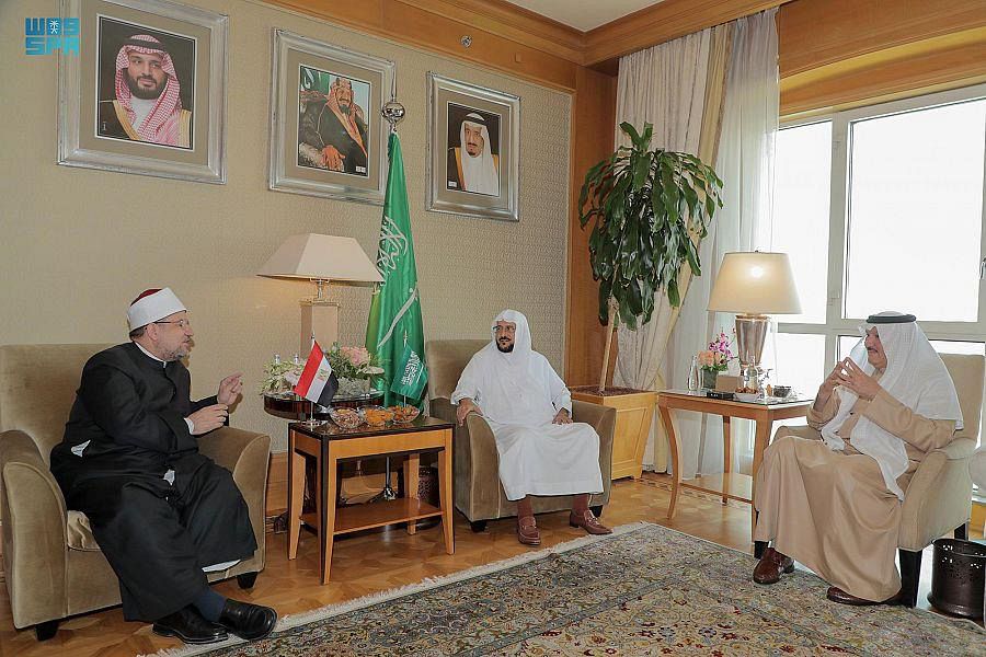 وزير الشؤون الإسلامية السعودي يلتقي وزير التبرعات المصري