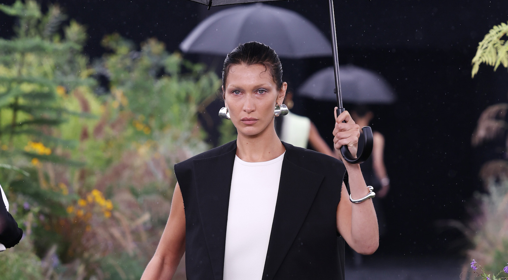 Palestijns Nederlands model Bella Hadid gaat minimalistisch voor Jil Sander in Milaan
