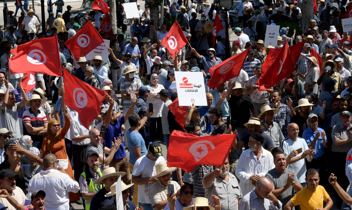 Tunisiere protesterer mot fattigdom, høye priser og matmangel
