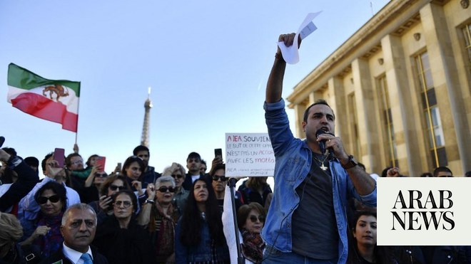 تنتقد إيران ماكرون لفرنسا لدعمه الاحتجاجات “التداخلي”