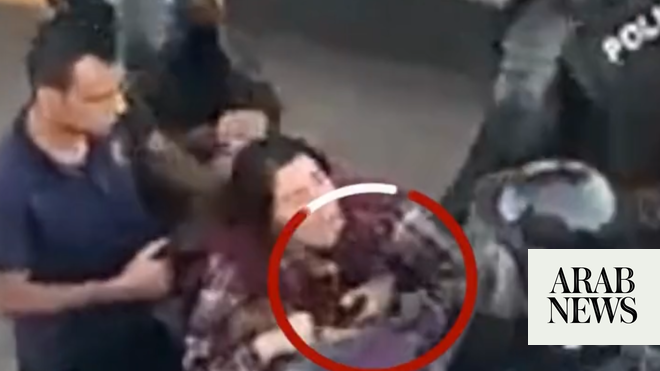 أثار مقطع فيديو للشرطة الإيرانية وهي تعتدي جنسيا على امرأة ضجة كبيرة