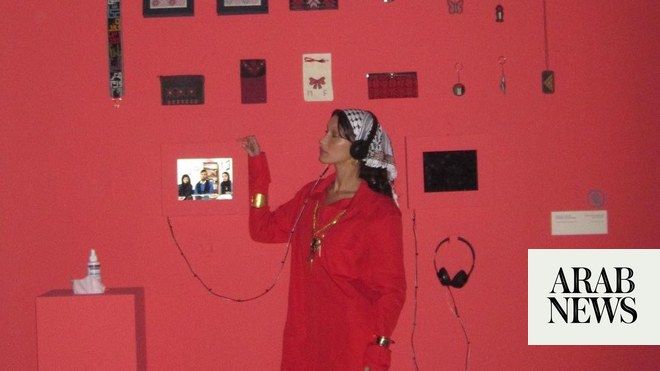 عارضة الأزياء بيلا حديد تستكشف العروض الثقافية في الدوحة