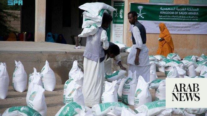 مركز الملك سلمان للإغاثة والأعمال الخيرية يوزع أطناناً من المساعدات الغذائية في الصومال والسودان