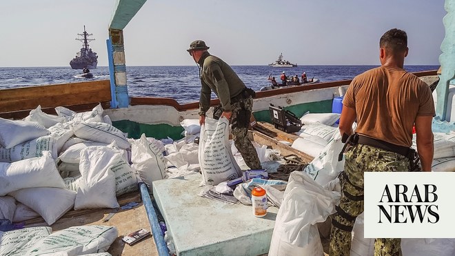 البحرية الأمريكية تعترض شحنة “ضخمة” من المواد المتفجرة في خليج عمان