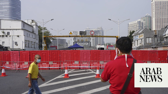 يحتج المئات على عمليات الإغلاق في جنوب الصين بسبب كوفيد -19