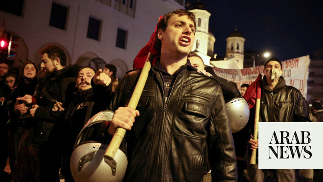 اندلعت احتجاجات غاضبة في مدينة يونانية بعد أن قتلت الشرطة بالرصاص صبيًا من الغجر