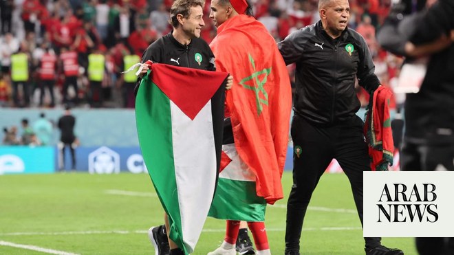 لاعبو المغرب يحتفلون بالعلم الفلسطيني بعد انقلاب منتخب إسبانيا