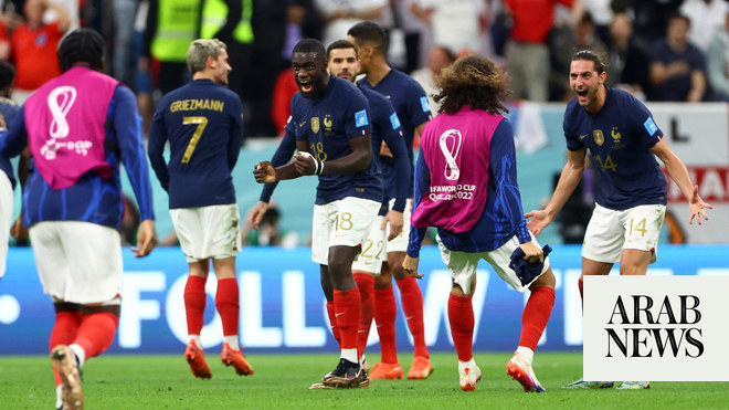 ويقود جيرو فرنسا إلى نصف نهائي كأس العالم حيث أهدر كين ركلة جزاء تكلف إنجلترا