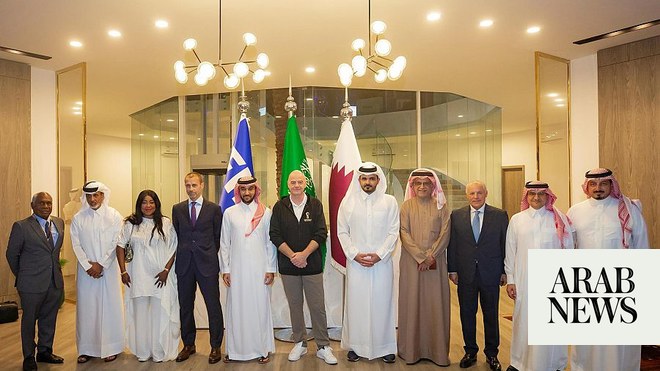 وزير الرياضة السعودي يستقبل قادة كرة القدم العالميين في البيت السعودي في قطر