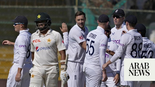 تفقد إنجلترا الويكيت بعد طردها من باكستان مقابل 304