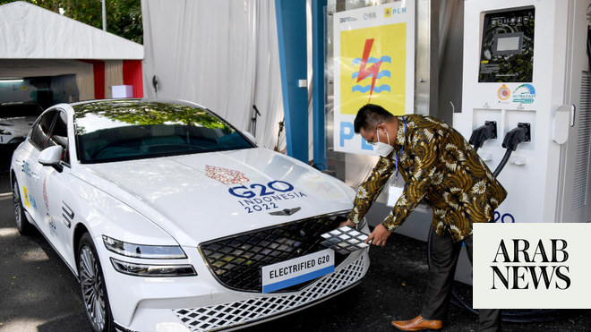 تخطط إندونيسيا لحوافز بقيمة 320 مليون دولار لزيادة مبيعات السيارات الكهربائية وسط انتقال بطيء إلى الطاقة النظيفة