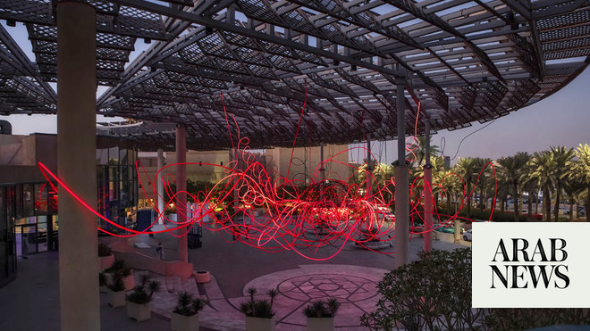 ON: فنان يستكشف الجمال العالمي من خلال الضوء في الرياض