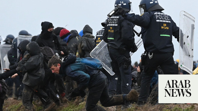 نشطاء بيئيون يشتبكون مع الشرطة في منجم فحم ألماني