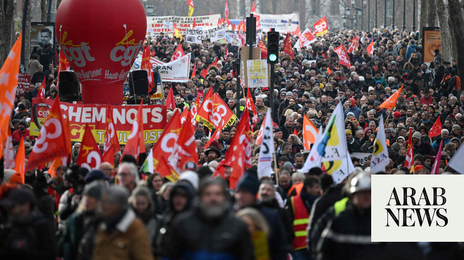 الاحتجاجات الفرنسية ضد إصلاح نظام التقاعد الذي اقترحه ماكرون تكتسب زخما