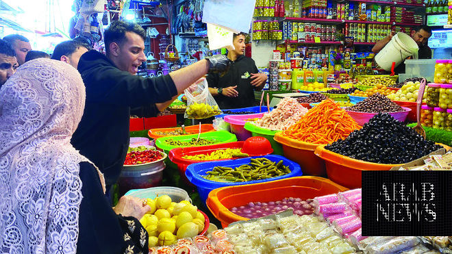 المتسوقون في غزة يتحدون الحصار مع انتعاش الاقتصاد في شهر رمضان