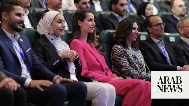 ملكة الأردن المستقبلية رجوى خالد السيف تستعرض أزياء الشارع في ظهور علني نادر