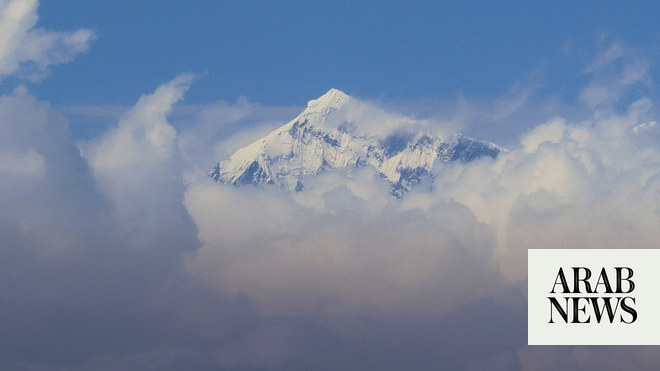 متسلق جبال نيبالي يحطم الرقم القياسي لقمة إيفرست السابعة والعشرين