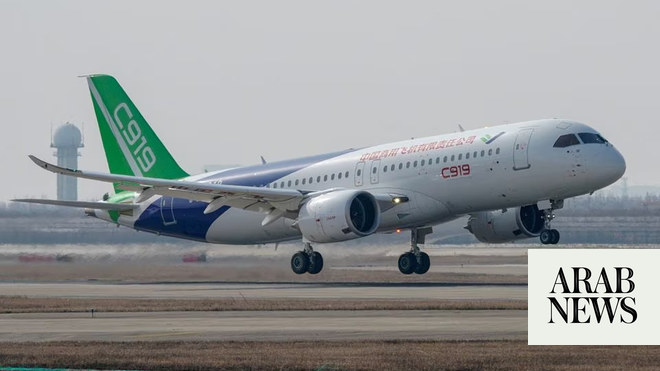 أول طائرة ركاب محلية الصنع في الصين تكمل أول رحلة تجارية