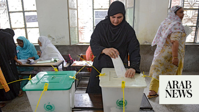 وحذر الخبراء من أن تأجيل الانتخابات في باكستان قد يؤدي إلى تفاقم الأزمة الاقتصادية.