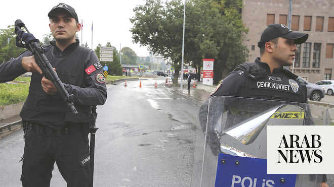 وتقول تركيا إن الإرهابيين قصفوا مبنى الحكومة في أنقرة