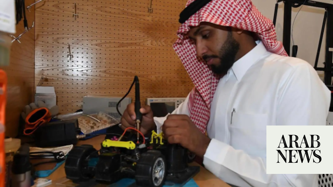 المتسابق السعودي يقدم “روبوت يرقة” في برنامج العلوم