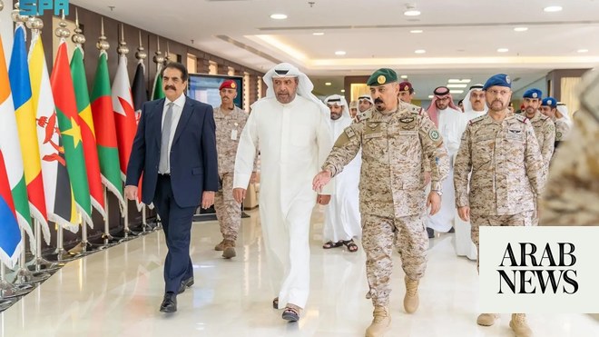 وزير الدفاع الكويتي يزور مقر التحالف لمكافحة الإرهاب في الرياض