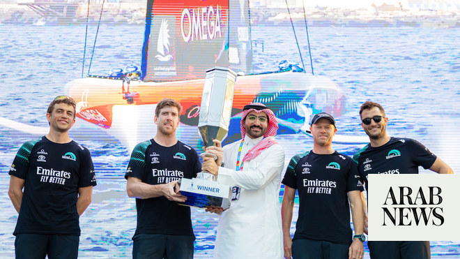 فريق طيران الإمارات النيوزيلندي يبحر بعيدًا ليفوز بسباق القوارب التمهيدي الثاني لكأس أمريكا في جدة