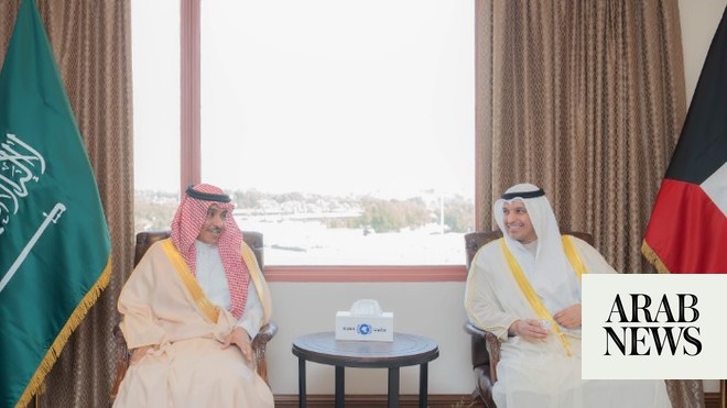 وزير سعودي يتحدث لوسائل الإعلام في الكويت