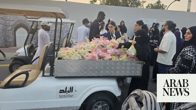 طلاب سعوديون يوزعون 1300 وجبة إفطار في البلد