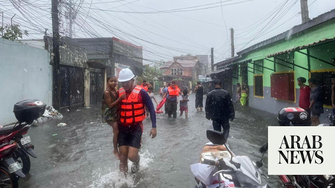 ويقول مسؤولون فلبينيون إن سبعة أشخاص لقوا حتفهم في العاصفة