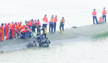 Hundreds missing after China cruise ship sinks