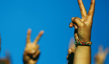 Peace signs: not as cool as you think, they can expose you to fraud