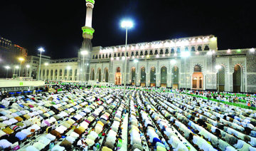Thousands flock to Grand Mosque