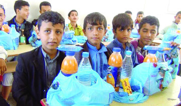 KSRelief distributes snacks to displaced students, refugees in Yemen