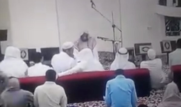 Video captures the death of a Makkah Imam after finishing prayer