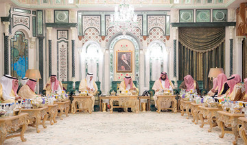 King Salman receives Islamic scholars, imams in Makkah