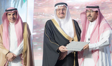 Saudi education minister honors winners of excellence award