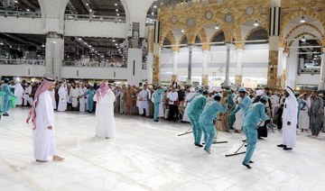 Small army of workers keep Makkah’s Grand Mosque courtyard clean during Ramadan