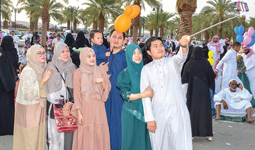 A blend of colors and cultures as pilgrims mark Eid in Makkah