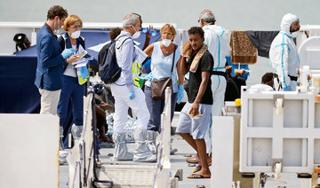 UN agencies urge Italy to let migrants get off rescue boat
