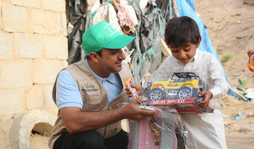 Saudi Arabia’s aid agency distributes Eid gifts in Yemen 
