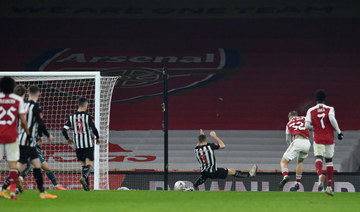 Arsenal's English midfielder Emile Smith Rowe (2nd R) shoots past Newcastle United's Welsh defender Paul Dummett (C) to score the opening goal of the English FA Cup third round football match between Arsenal and Newcastle United at the Emirates Stadium in London on January 9, 2021. (AFP / Glyn Kirk)