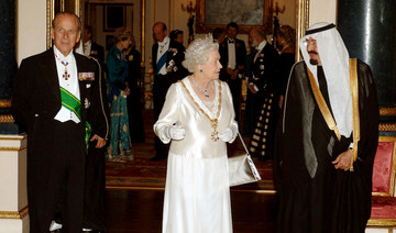 King Abdullah of Saudi Arabia (R) talks with Queen Elizabeth II (C) and The Duke of Edinburgh (L) before the State Banquet at Buckingham Palace in London after the first day of the Saudi King's visit. (AFP/File Photo)