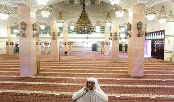 Saudi Islamic Ministry reopens 17 mosques after sanitization