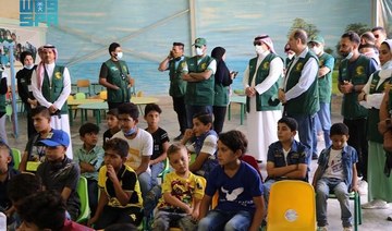 Delegations from the King Salman Humanitarian Aid and Relief Center and the Ministry of Sports visited Syrian refugees in the Saudi Center for Community Service. (SPA)