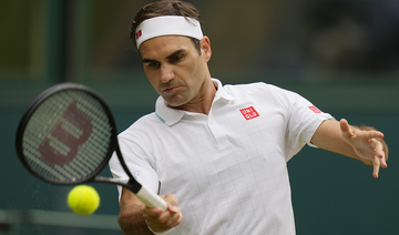 Roger Federer glides into last 16 at Wimbledon